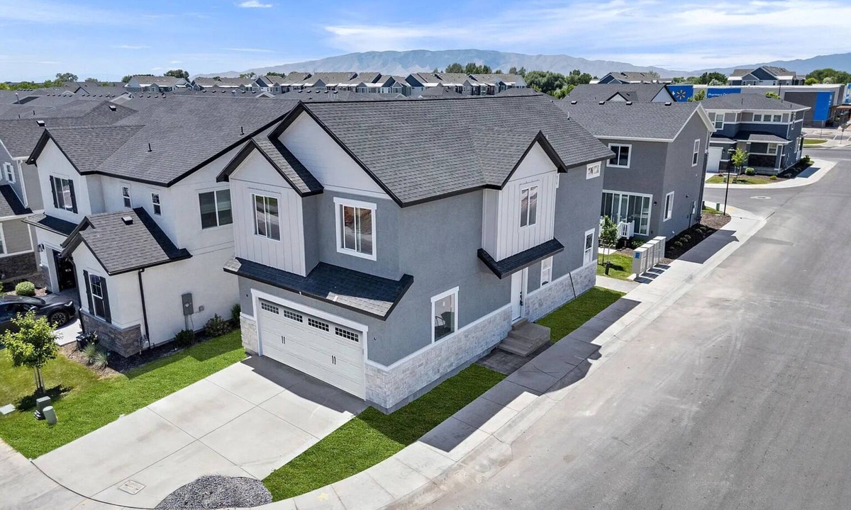 Pleasant Grove House | Executive Retreat – Perfect House for Work + Family Life