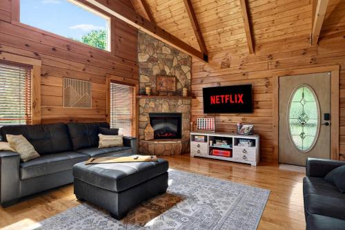 Leitchfield House | Expansive lakefront cabin with game room and yard