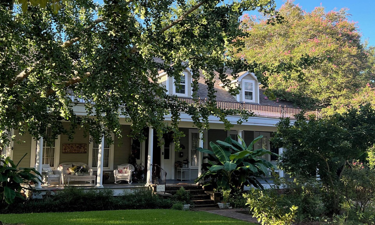 East Natchitoches House | Experience Southern Comfort -Beautiful 4BR Home with Front Porch Charm & Pool!