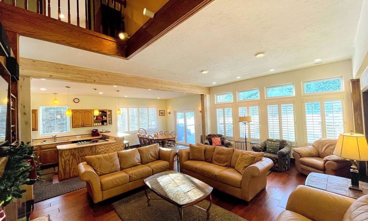 Sun Valley House | Experience Sun Valley │ Après-Ski Hot Tub on Golf Course │