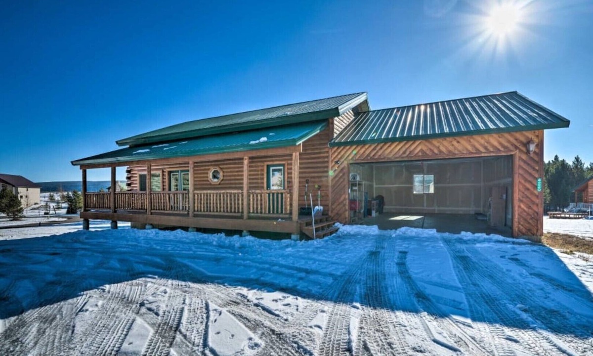 Island Park Cabin | Experience Yellowstone magic, just 27 mins away A.C. Sleeps 10+
