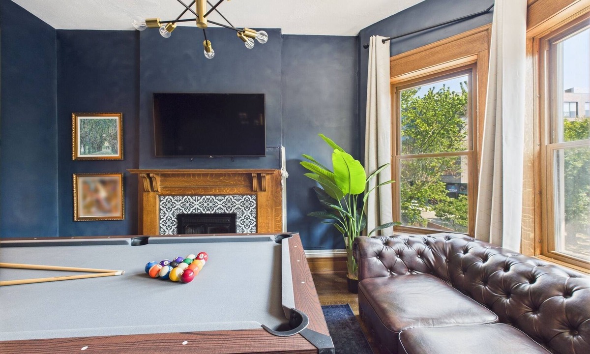 Wrigleyville House | Expertly designed 9BR Art Deco manor with garage included.