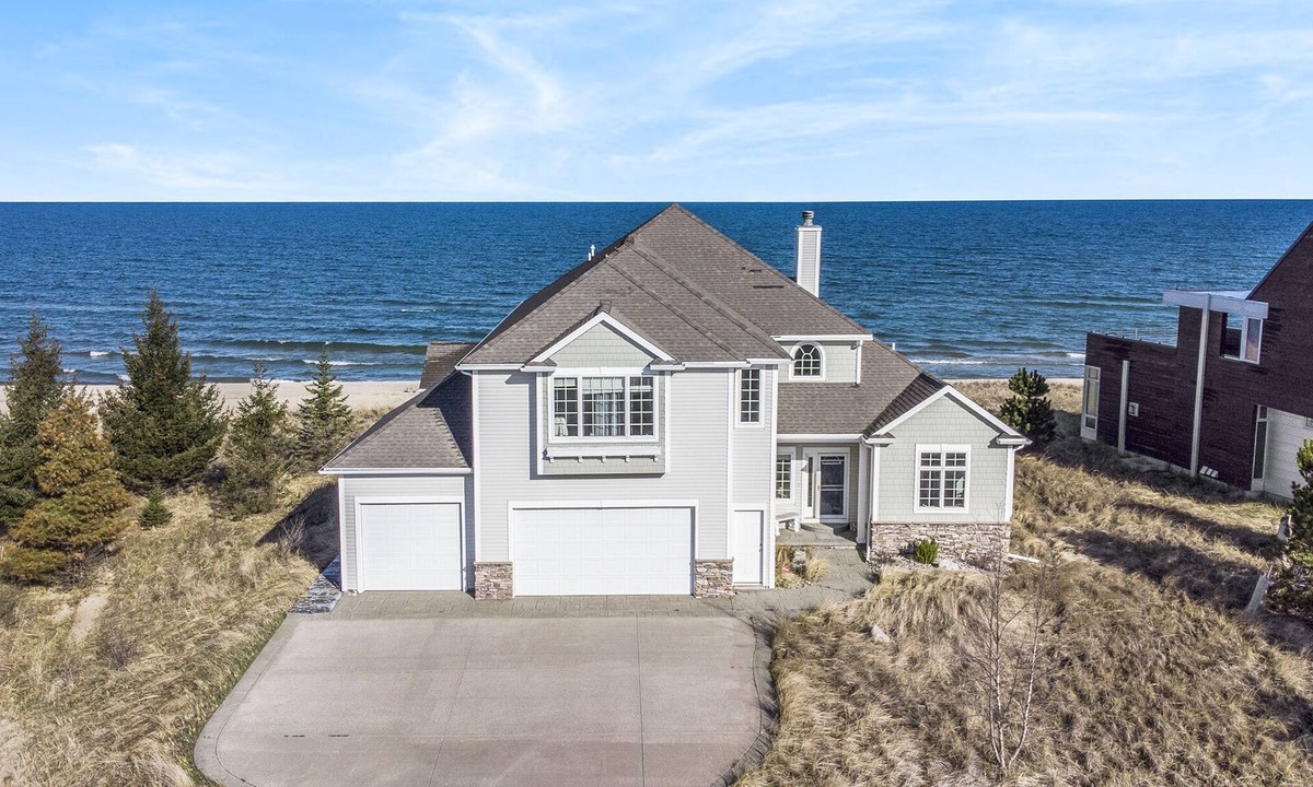 Manistee House | Exquisite Private Lake Front Family Home
