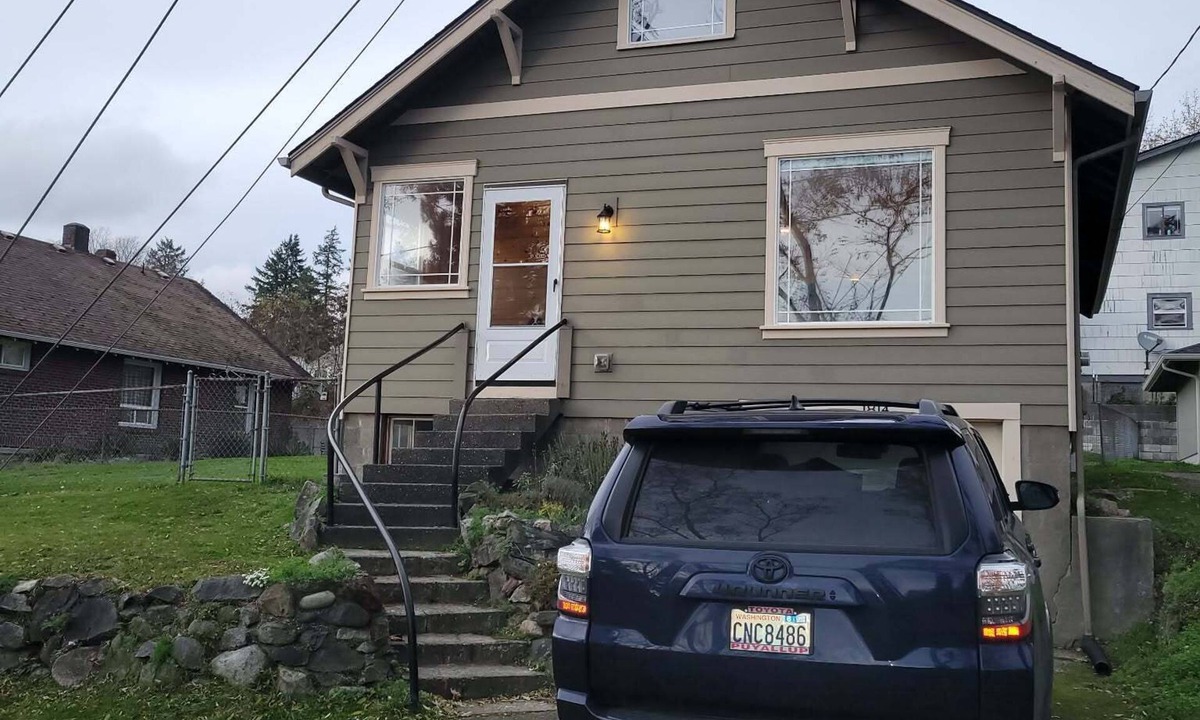 Bremerton House | Fabulous 2-bedroom house in Bremerton w/view of Manette Bridge