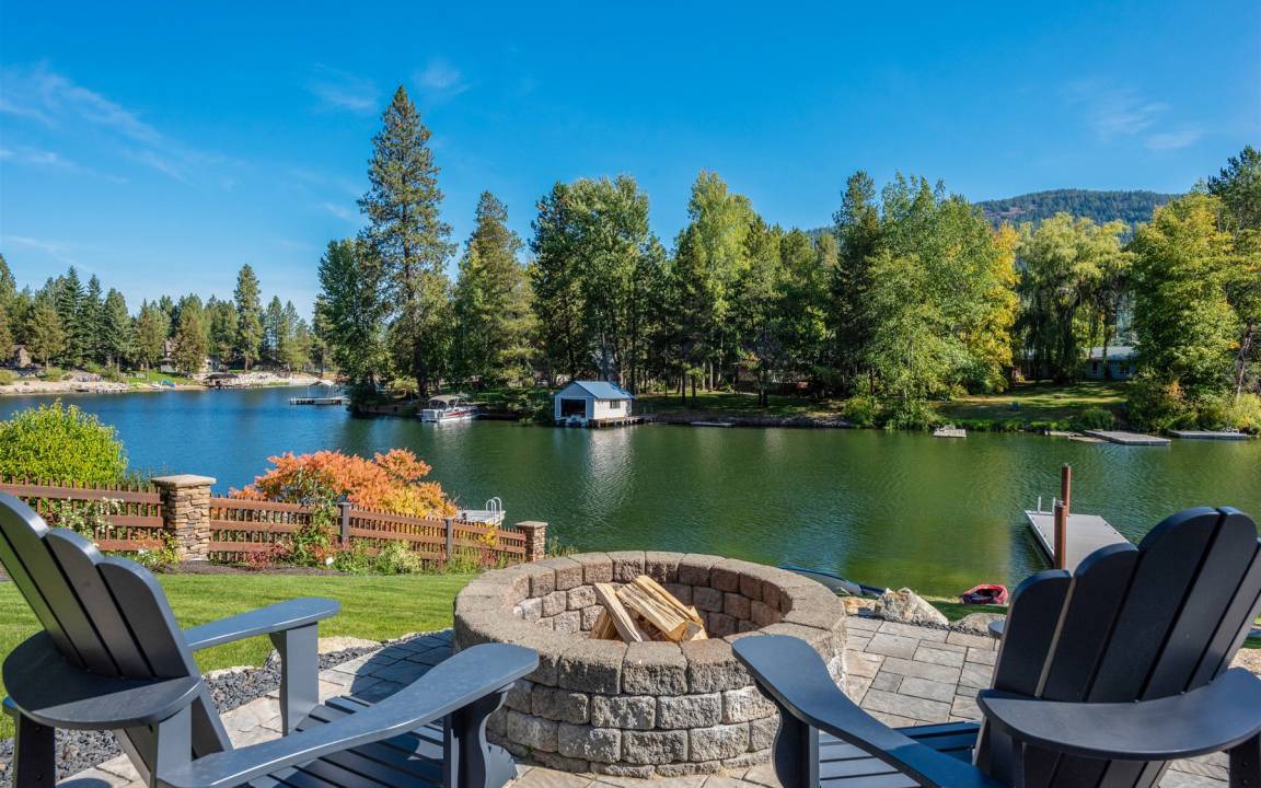 Sagle House | Fabulous Waterfront Home Ideal for Families and Friends