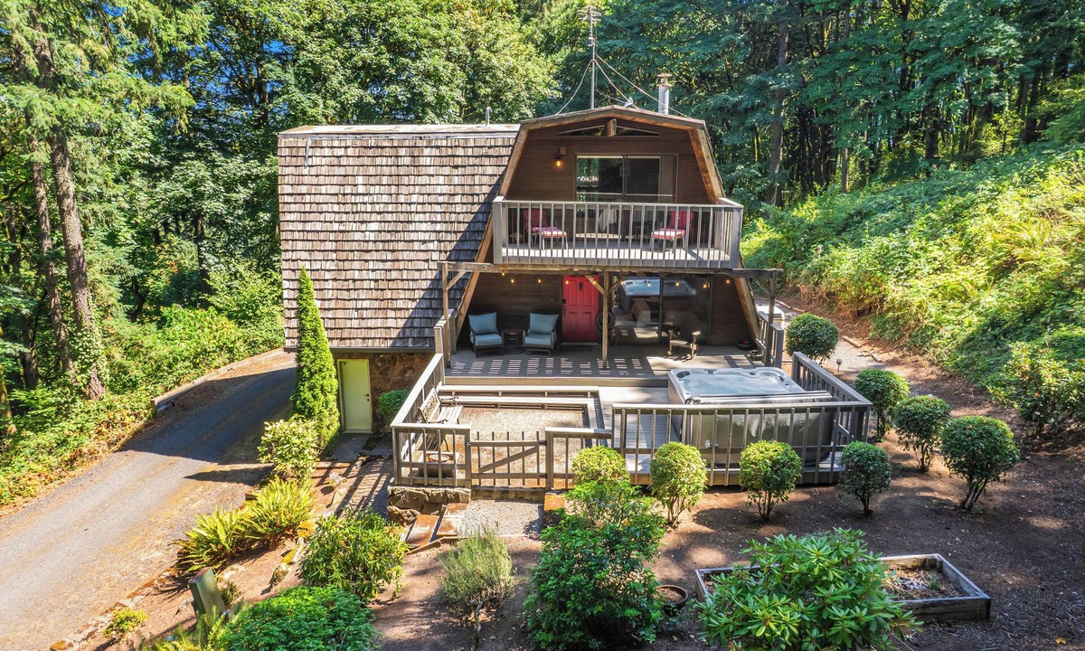 Newberg Cabin | Fairview Cabin: 3bed/3.5ba Chalet in Wine Country!