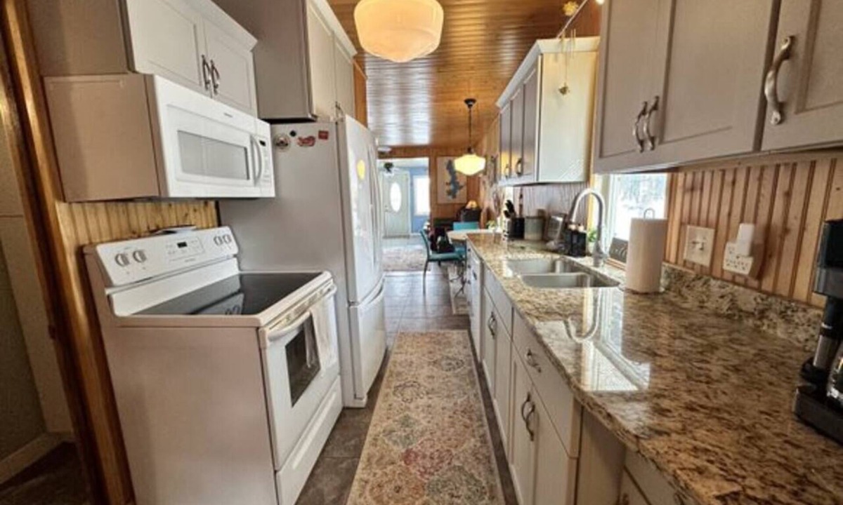 Orleans House | FamFriendly|Full Kitchen|Near Big Spirit Lake