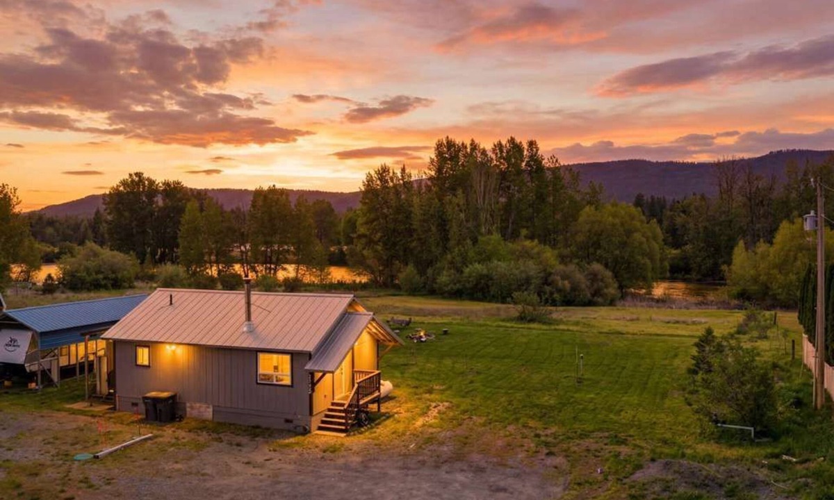Cle Elum Cabin | Family Cabin w/Private Pond & Mountain Views - Holiday Home