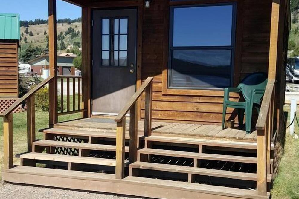 West Yellowstone Cabin | Family Cabin with Private Bathroom and Kitchenette in Montana