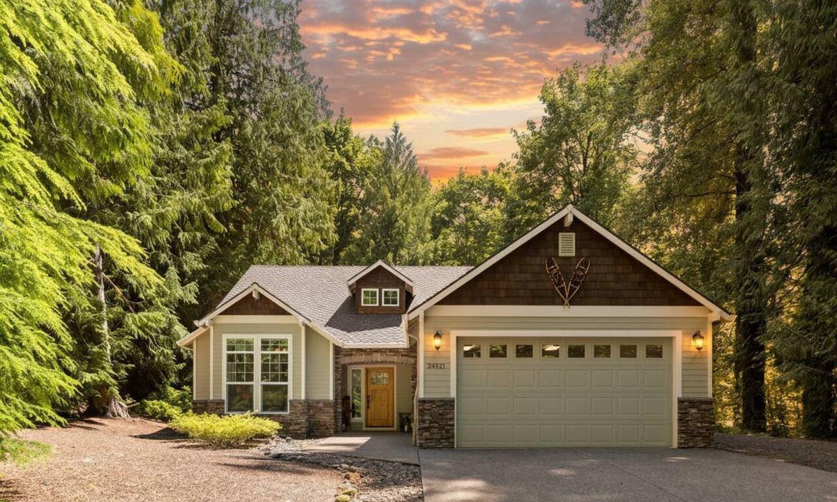 Mount Hood Village House | Family-Friendly Mt Hood Cabin - Sleeps 10 + Hot Tub + EV2 Charger
