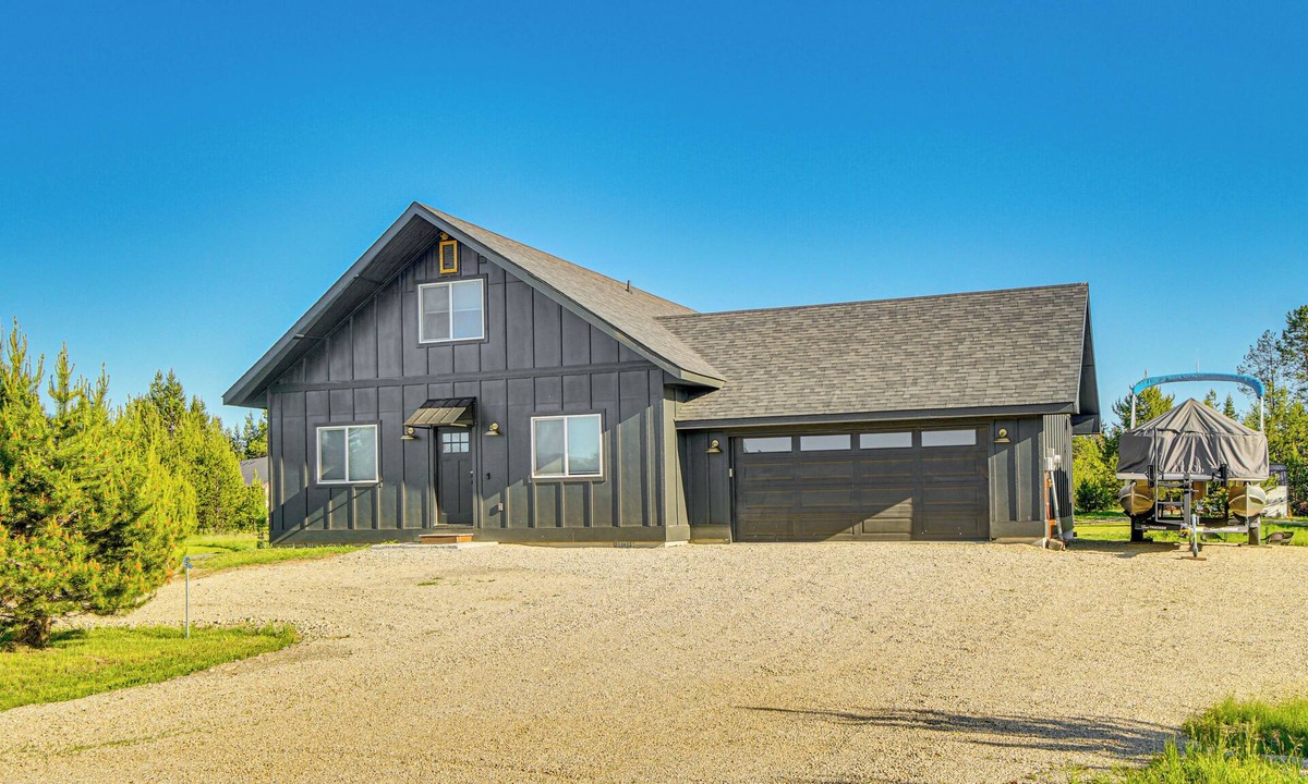 Fir Grove Estates House | Family-Friendly Donnelly Home w/Private Hot Tub!