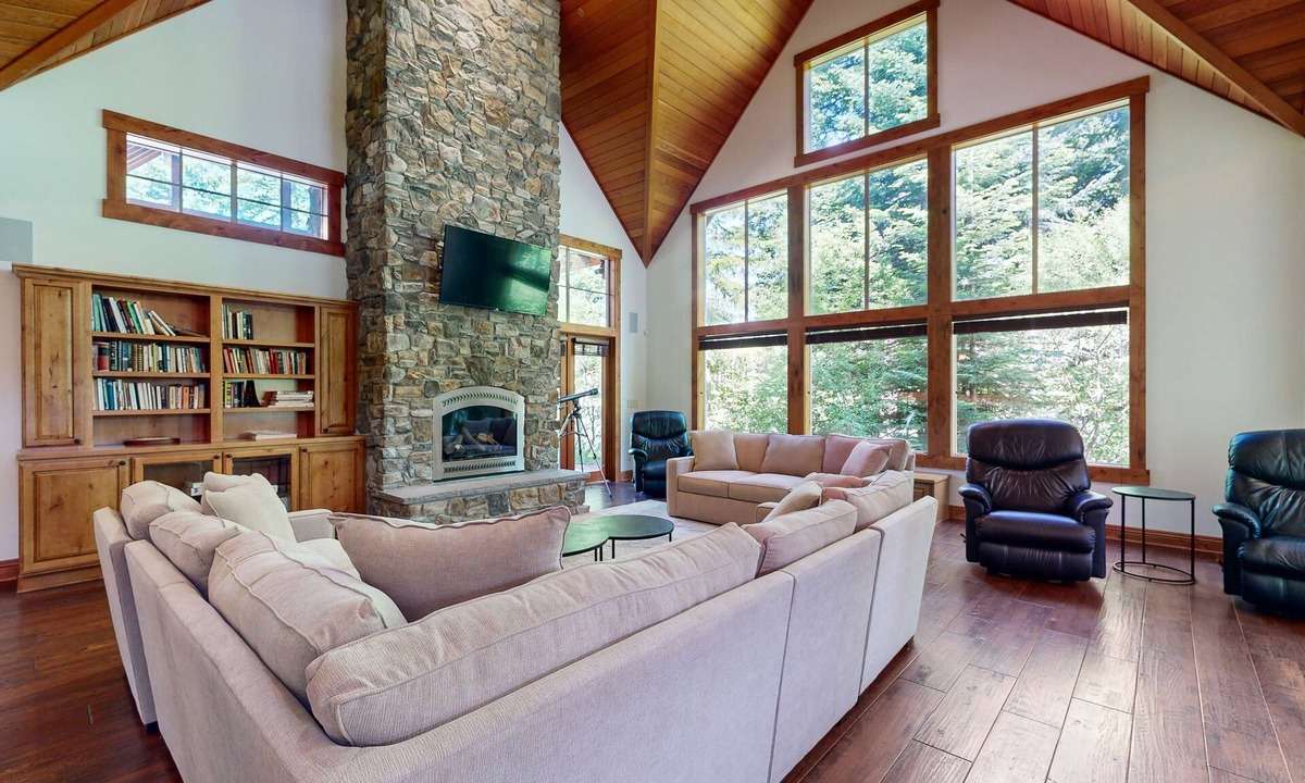 Cle Elum House | Family-friendly home with private hot tub, gas grill, firepit and W/D