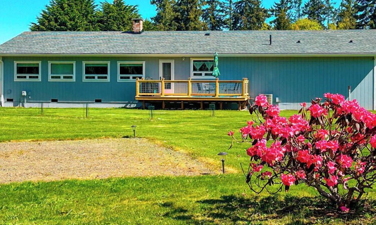 Sequim House | Family Friendly Ranch Home, Fireplace, Level Yard