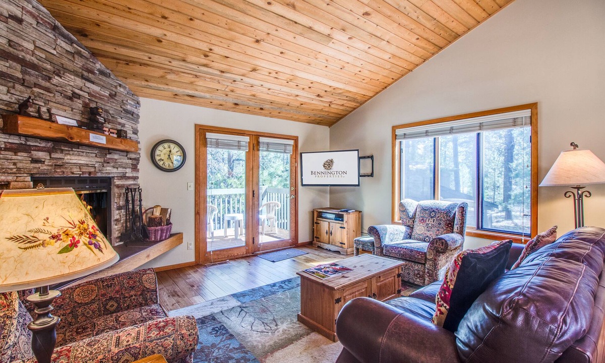 Sunriver House | Family-Friendly Sunriver Retreat with Hot Tub and Bikes - DIAM04