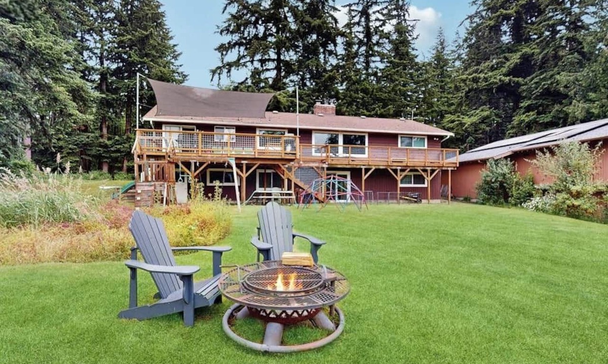 Clinton House | Family-Friendly waterfront retreat with kayaks, fire pit & rec room