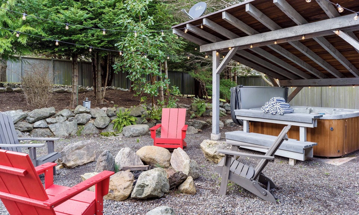 Eastsound House | Family Home w/Kayaks, Hot Tub, Beach Access & Pickleball