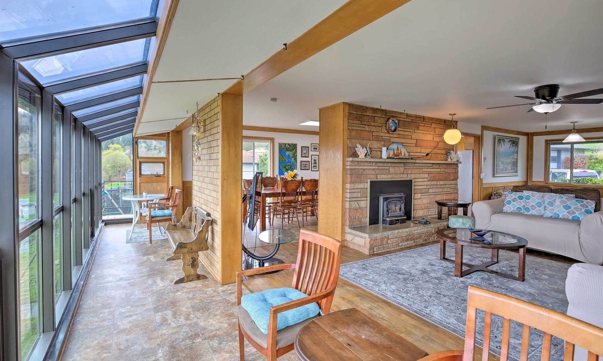 Oak Harbor House | Family Home w/ Skagit Bay View - 6 Mi to Downtown!