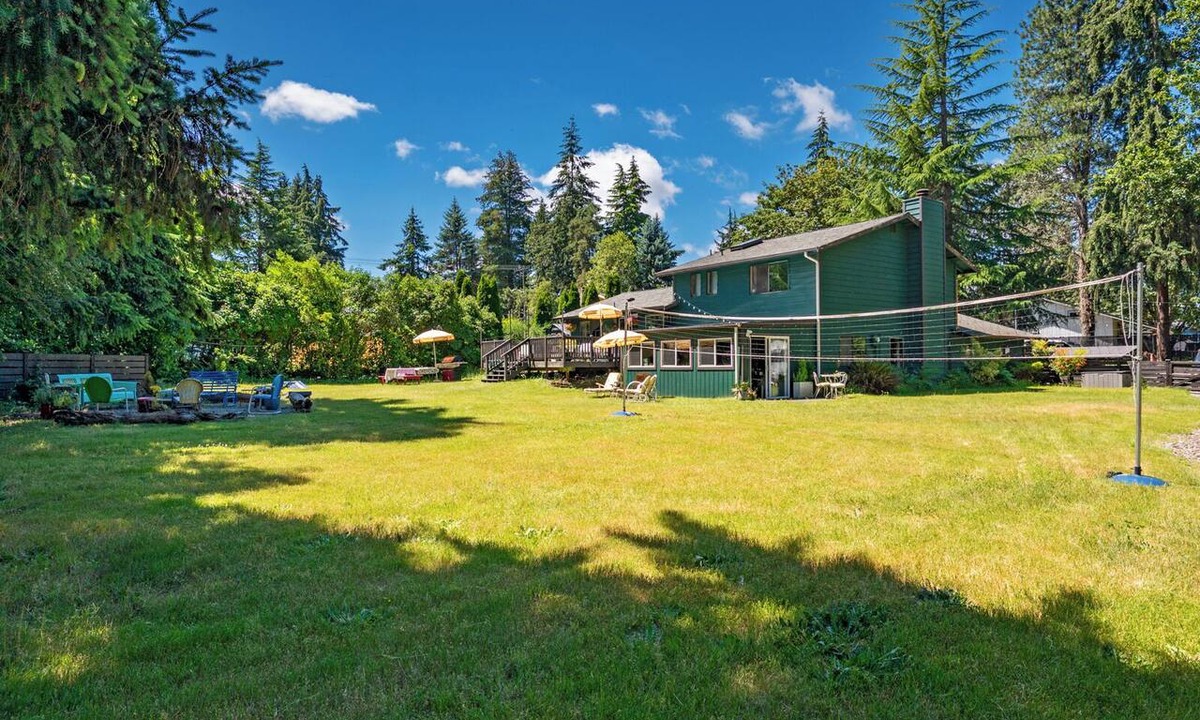 Federal Way House | Family Retreat with Groovy Vibes - Bar + Firepit