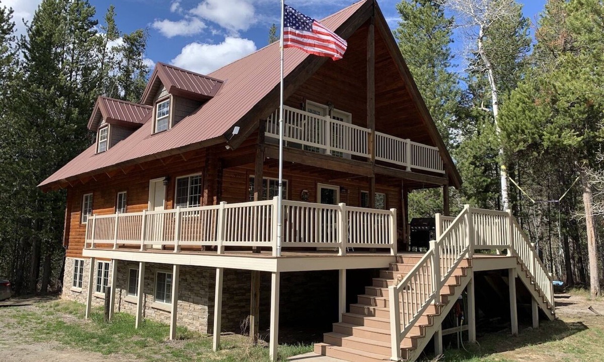 Ashton Cabin | Family Reunion! Fire pit, Hiking, Yellowstone! 220 EV Charger, Smart TVs, Arcade