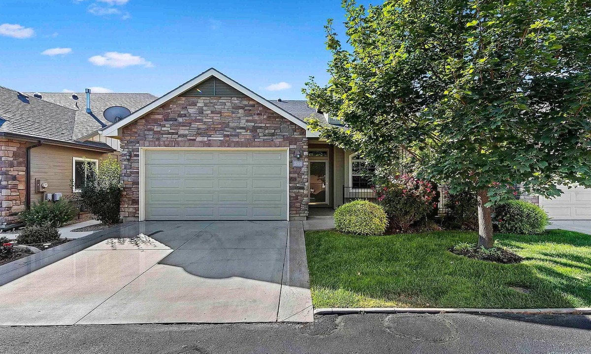 Meridian House | Fantastic Location. Pet-Friendly. Hot-Tub. Free E-bikes. Quiet Neighborhood.