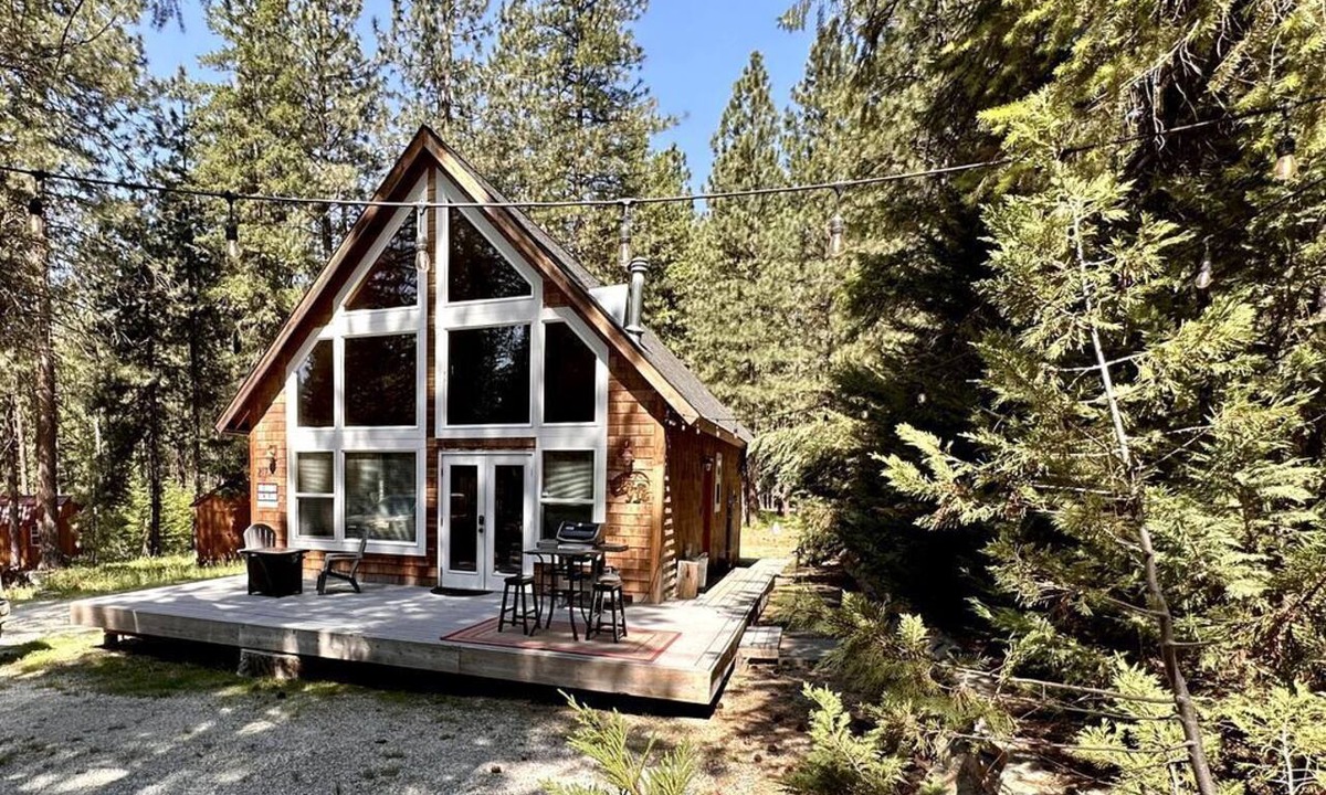 Leavenworth Cabin | Fantastic Wooden Cabin with Hot-tub and Fire Pit in Leavenworth, Washington