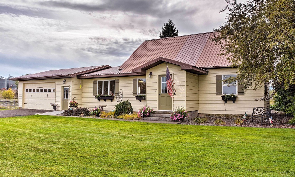 Grangeville House | Farmhouse in Country Setting Near Gravity Hill
