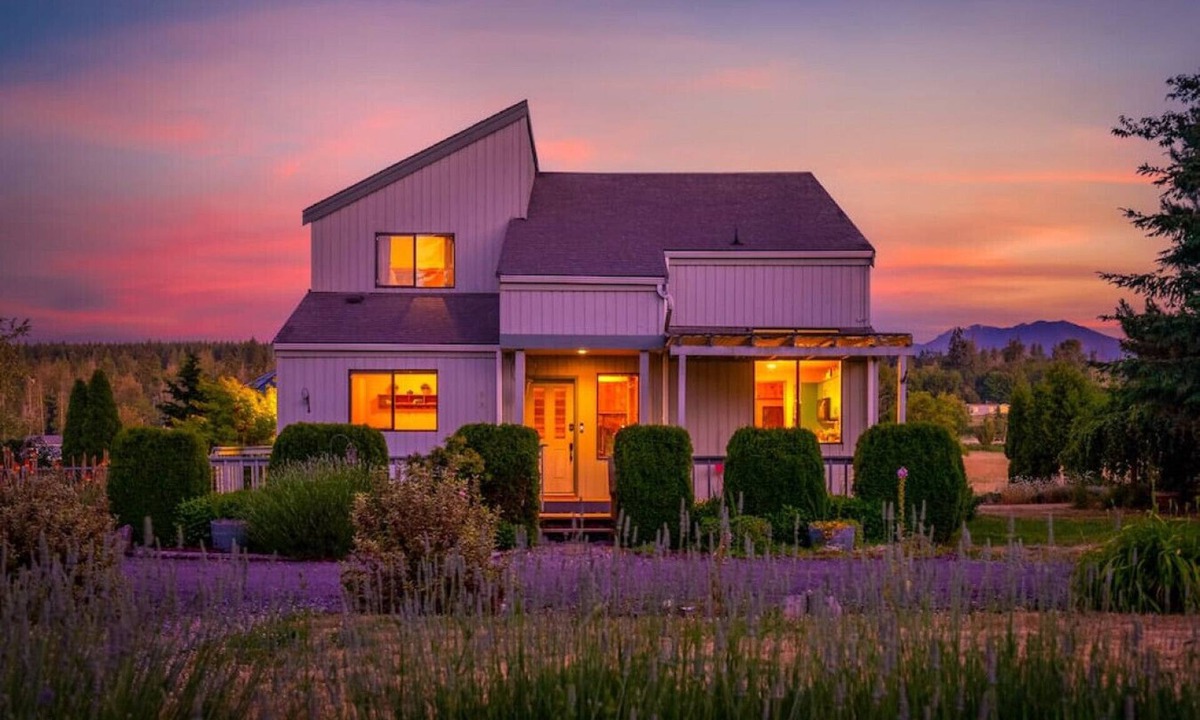 Sequim House | Farmhouse · Peaceful Farmhouse with Mountain Views & Hot Tub
