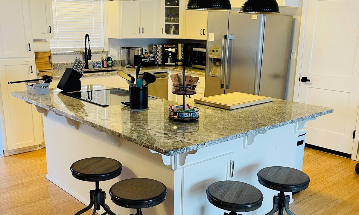 Medford House | Feels like Home-Very Comfy and Well Stocked-Centrally Located-Walk to Major Park