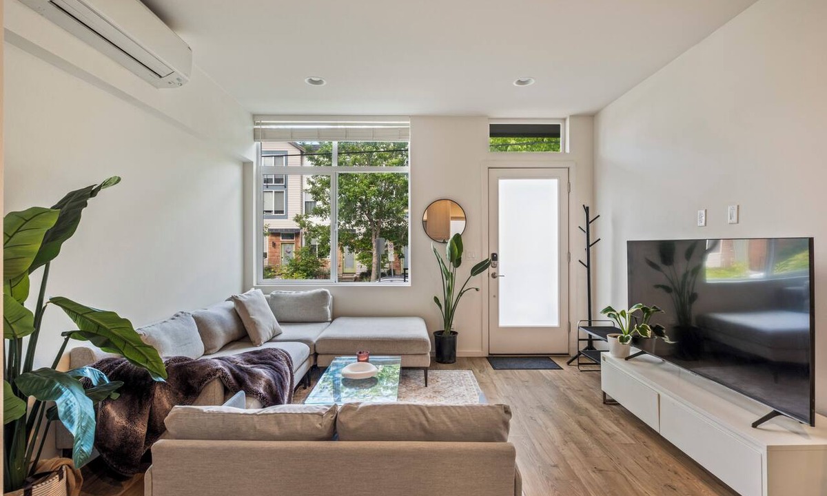 Brighton House | FIFA World Cup 2026 - 2 Min Walk to Light Rail - Private Balcony - No Car Needed