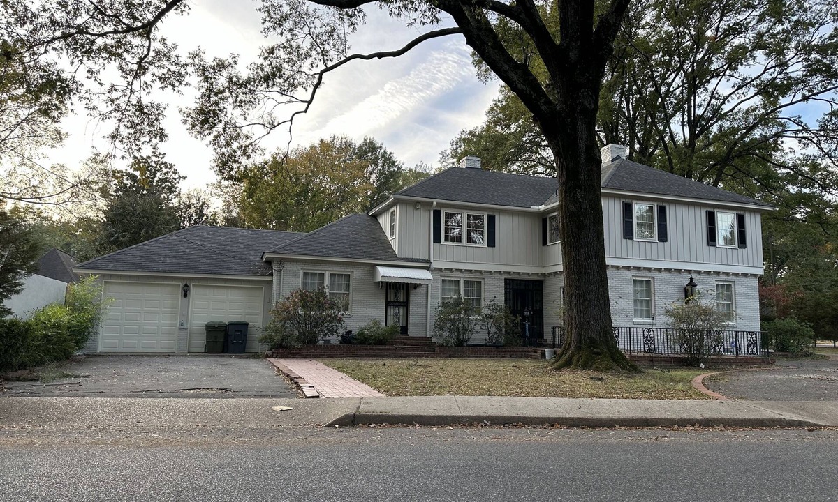 University District House | Filmed in Movie-Large Charming Midtown 4000 f²,5 BR,8 beds,3.5 bath sleeps 14