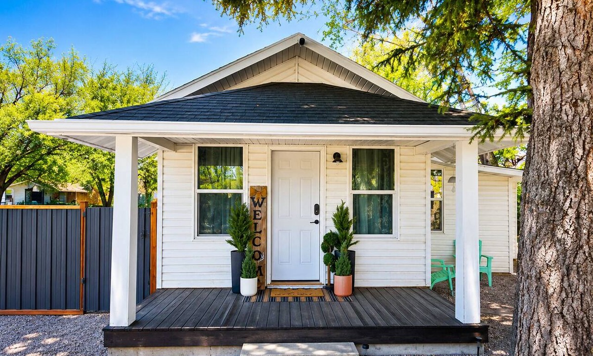 Lyman Cottage | Firepit | off I-80 | Private Carport |1BR | Pets
