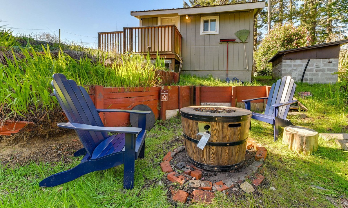 Coos Bay Cabin | Fish On-Site & Explore Coos Bay! Creekfront Cabin