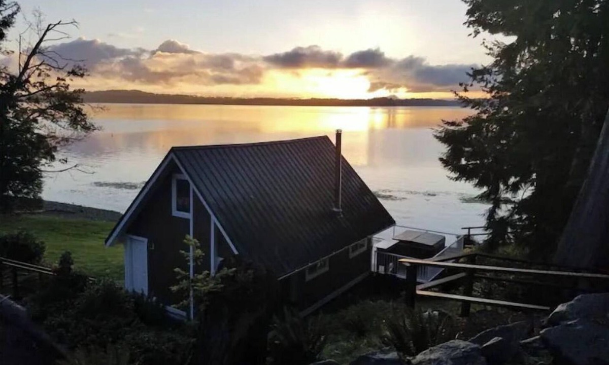 Lakebay Cottage | Five Peaks Cottage Beach HotTub Kayaks Treehouse