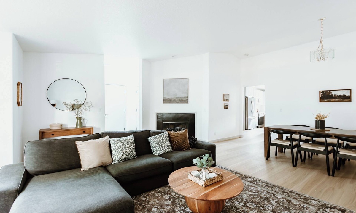 Mill Plain House | Flash Deal! Modern Family Retreat 3BR Single Story Large Yard Newly Furnished