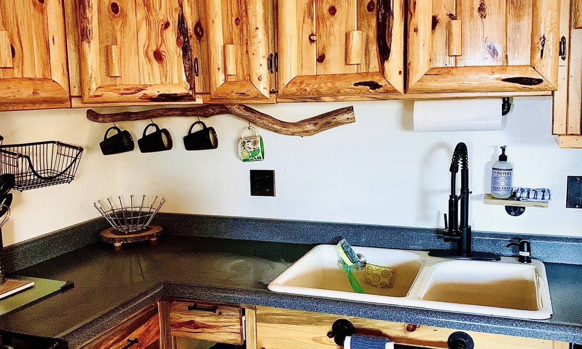 Dayton Apartment | Flathead Lake Shabby Chic w/HOT TUB!