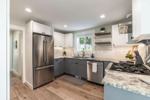 Coeur d'Alene House | Flying Colors Cottage Walk to Downtown