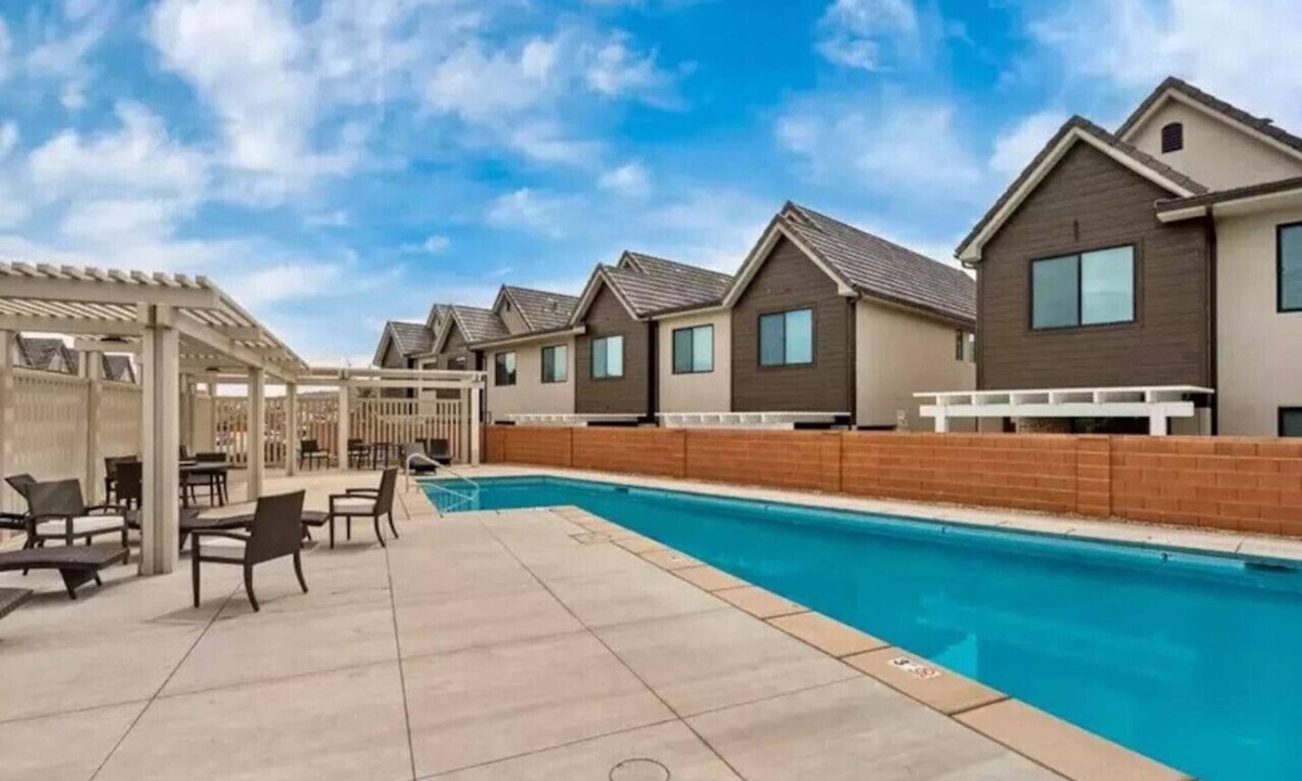 Santa Clara House | Fore & Explore | 2 Homes, Sleeps 20 + Pool & E-Scooters!