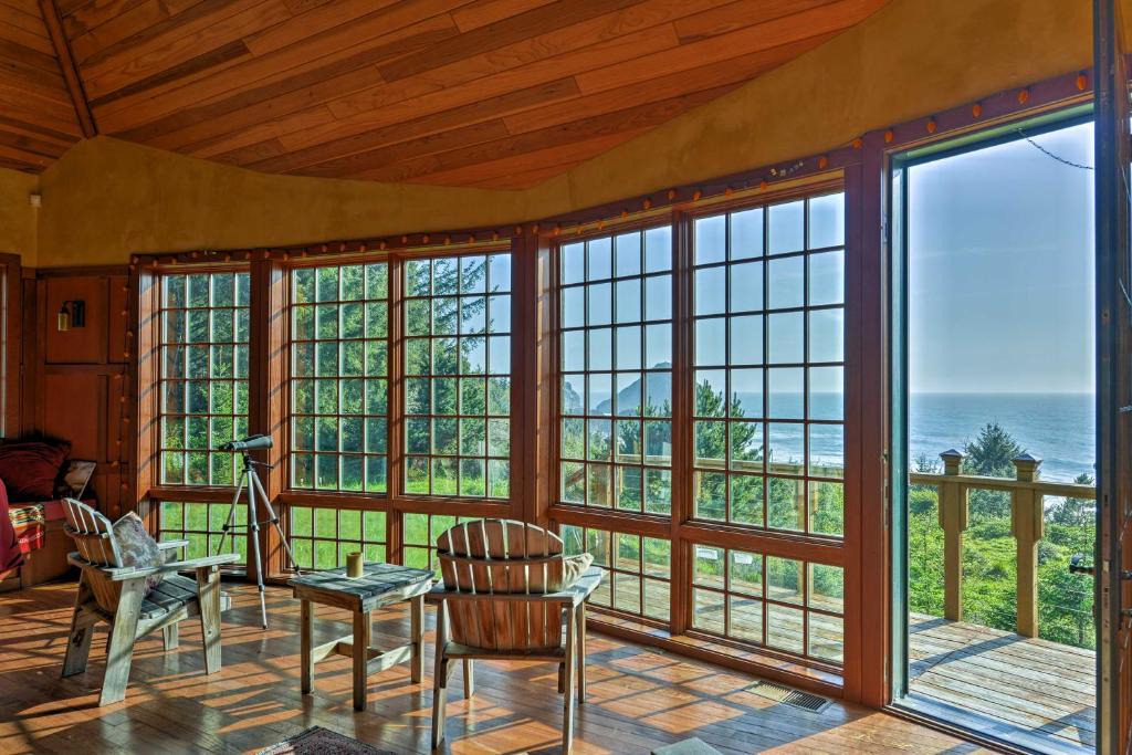 Port Orford House | Forested Gold Beach House w/Panoramic Ocean Views