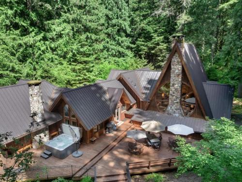 Rhododendron House | Forrest Lodge Large Private Luxury w Hot Tub