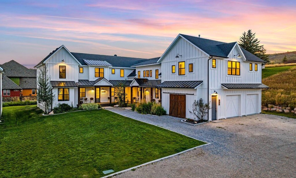 Garden City House | FREE NIGHT-New Farmhouse-SLEEPS 45-Book 3 get 1 free -Most Winter/Spring Days