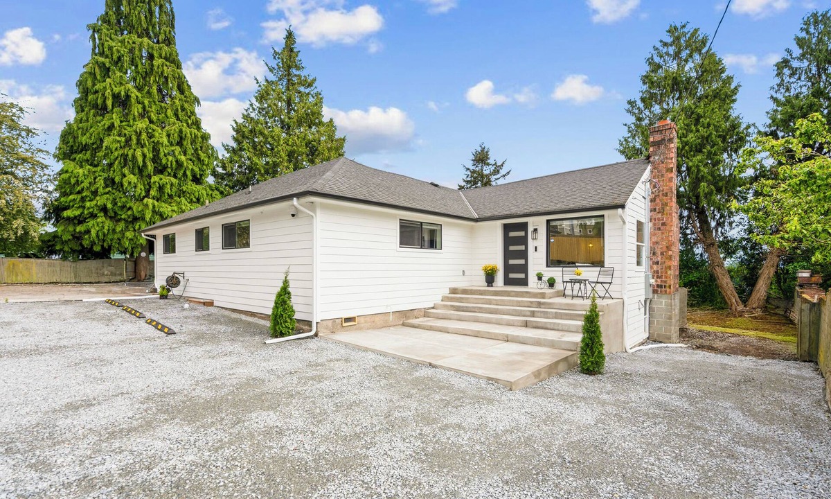 Tukwila House | Fresh Renovated Home 4B/2B Near SEA Airport/Light Rail