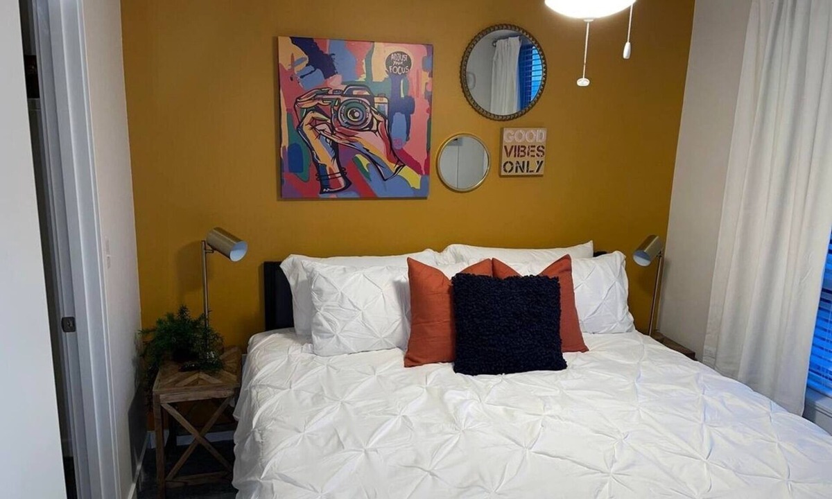 Hilltop Apartment | Full Kitchen-YouTubeTV-Smart Locks/King Bed/Top Fl