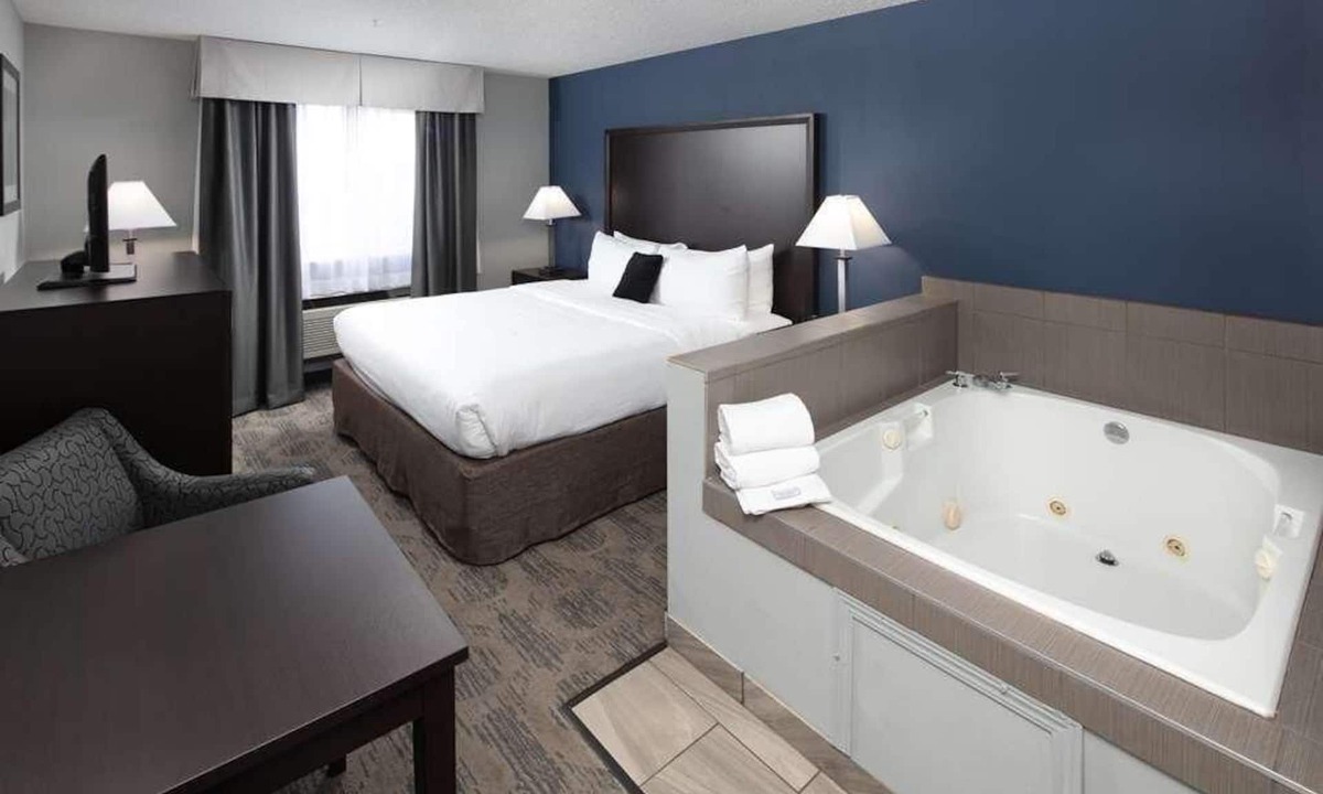 Sequim Hotel | Fun Family Getaway! Free Parking, Pool, Hot Tub & Spa, Nearby Casino!