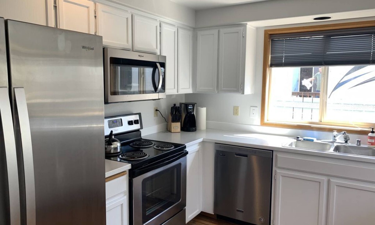 Sunland Estates House | Fun in the Sun! Columbia River, wineries, Gorge concerts - sleeps up to 8