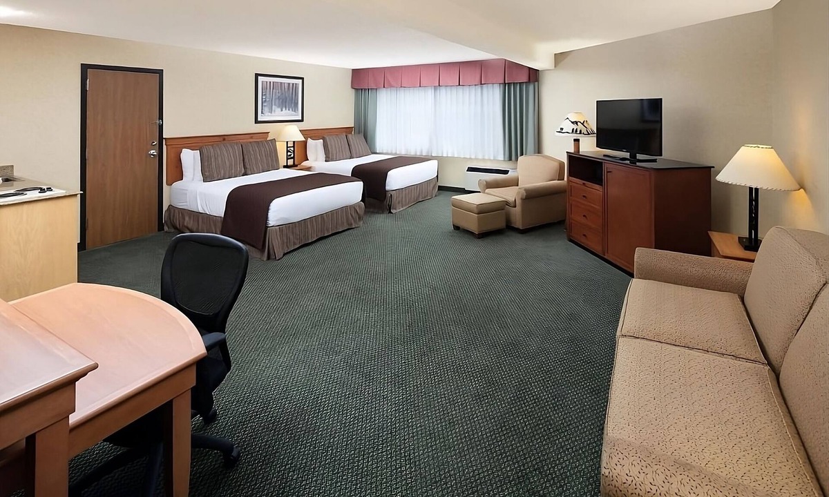 Kalispell Hotel | Fun Nature Trip! 3 Convenient Units, Free Parking, Pool, Pets are Welcome!