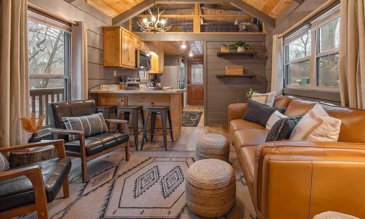 Lookout Valley Neighborhood Association Cabin | Gabriele Luxury Pondside Cabin w/Hot Tub, Firepit