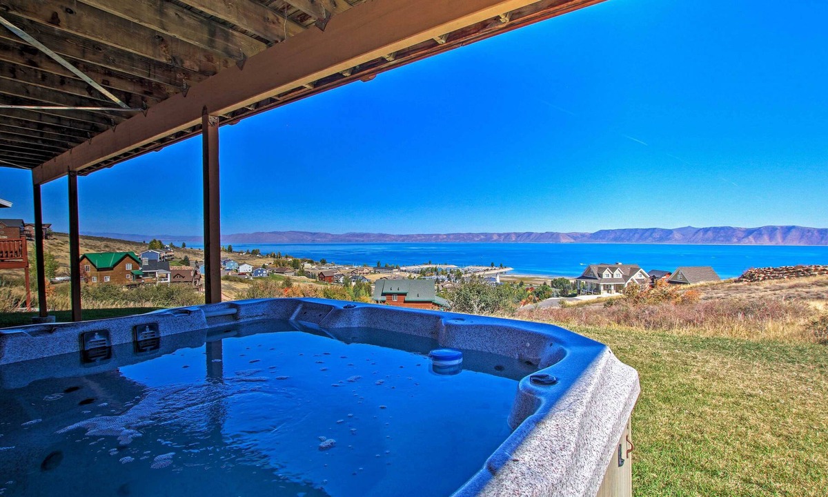 Harbor Village House | Garden City Lake House: Hot Tub & Views!