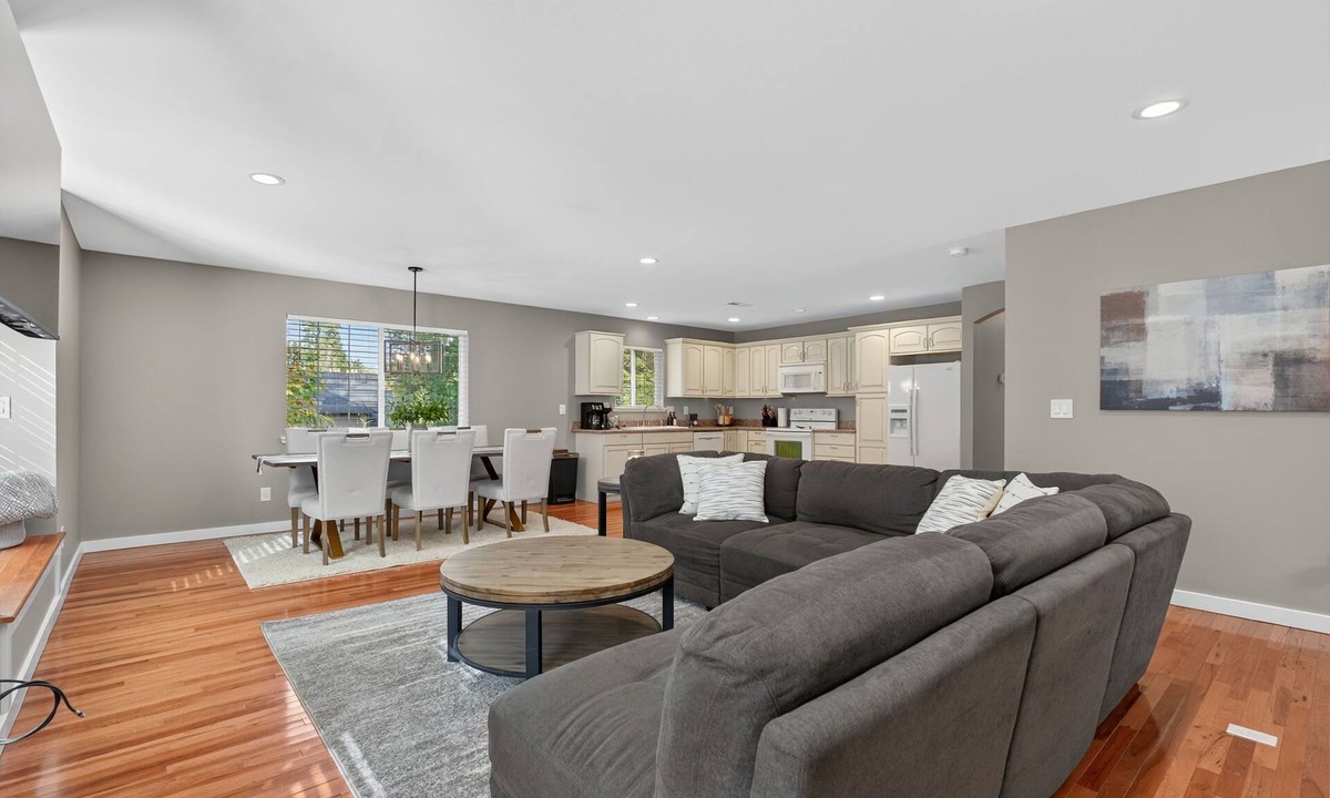 Garden Home-Whitford House | GardenHome Getaway, Near Golf & Wine Country