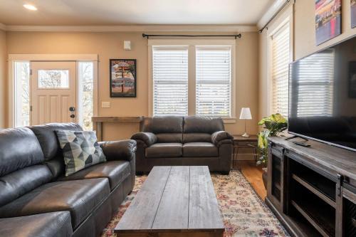 King House | Garfield 2BR - New Build - Foodie-Friendly Stay