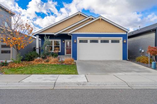 Coeur d'Alene House | Gated Retreat, Sleeps 8, Professional Kitchen, Fireplace, DreamCloud Mattresses